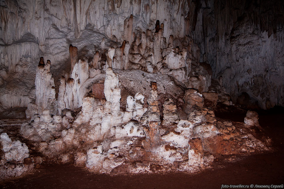 Пещера старая, активных водотоков нет