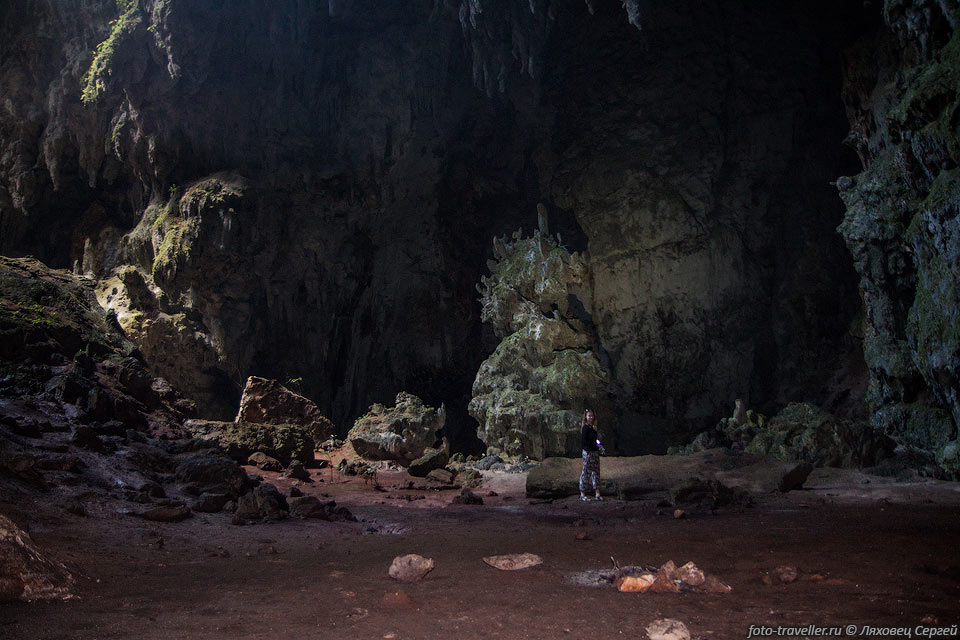 Высота свода основного зала пещеры Бомбил-Пек около 50 м