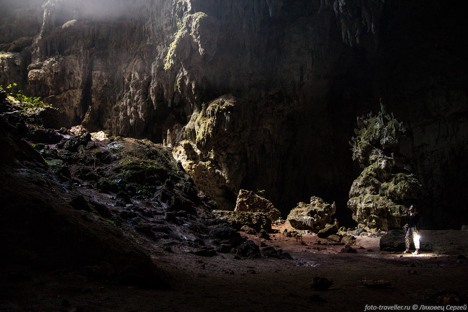 Солнечное освещение в пещере Бомбил-Пек имеется, но не во всех 
углах