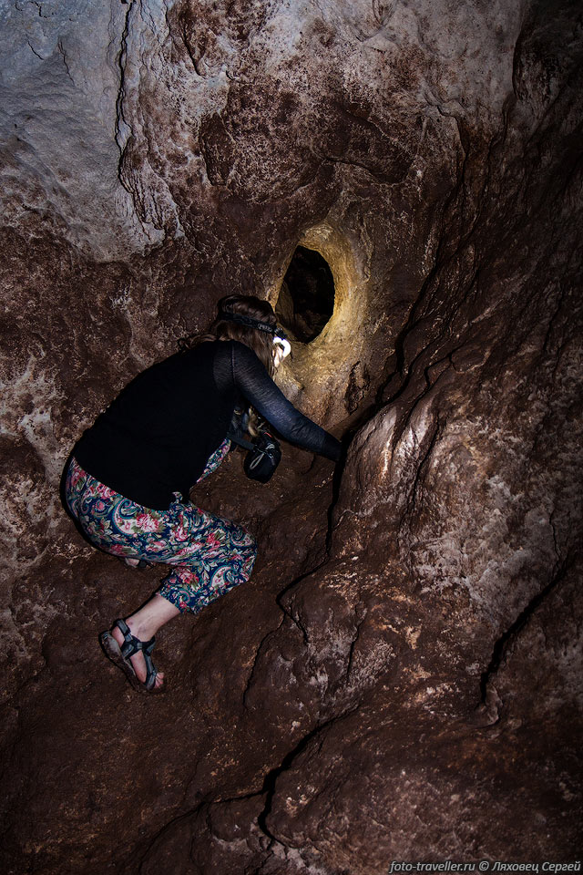 Пещера Бомбил-Пек известна своими рисунками майя, к которым можно 
попасть через узкий и грязноватый проход