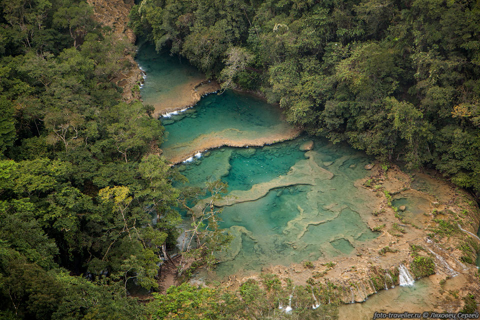 Вид на Семук-Чампей (Semuc Champey) сверху.
Считается одним из самых красивых мест в Гватемале.