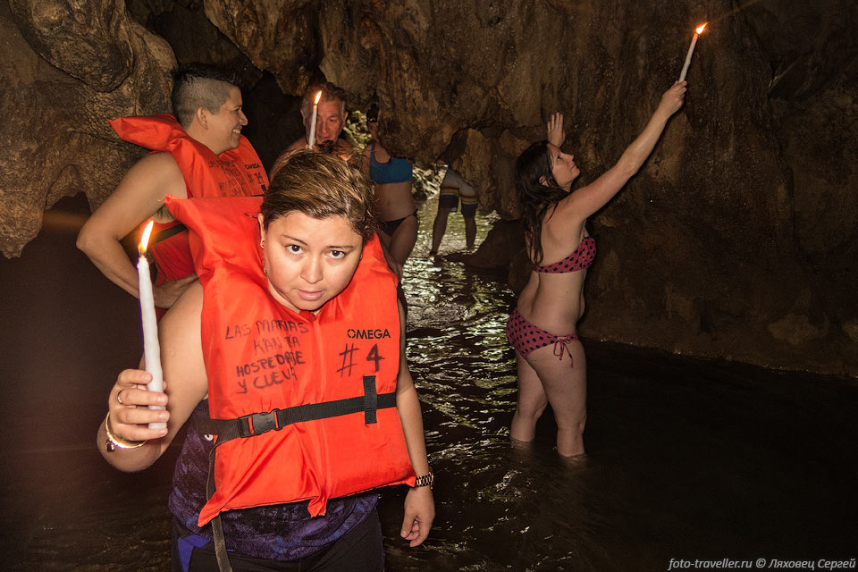 Вход в пещеру Кан-Ба (Cuevas de K'an Ba) находится в борту долины, 
примерно в 50 метрах от основной речки.
Внизу стоит домик, где оплачиваешь экскурсию и оставляешь на хранение мокнущие вещи.