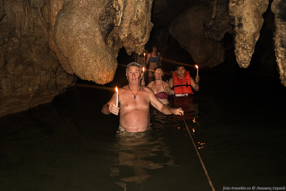 Обводненная пещера Кан-Ба интересна тем, что туда водят людей 
выдавая им для освещения свечки.
С ними и на водопад залазить нужно и плавать в подземной реке.
Впрочем, в Гватемале свечки в пещерах везде популярны.