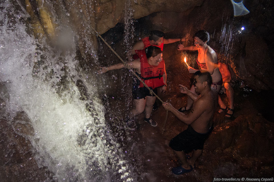 Водопад в пещере Кан-Ба высотой около 4-5 метров