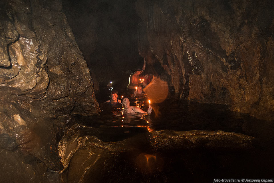 Продвижение по обводненной пещере со свечками выглядит весьма 
интересно