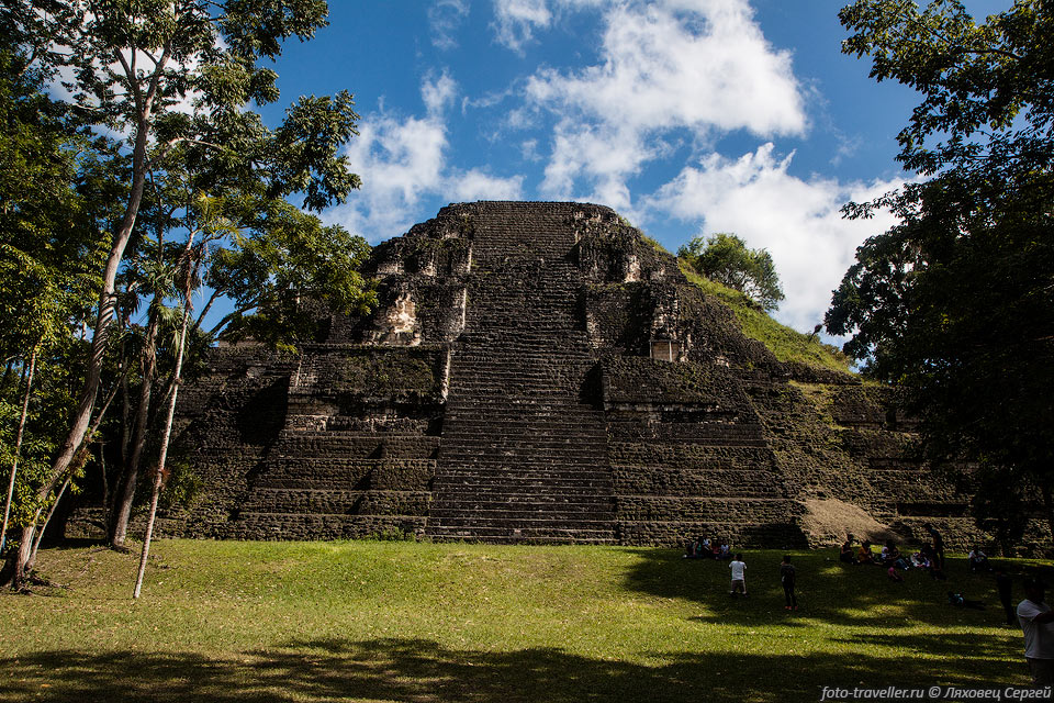 Пирамида построенная майя - довольно впечатляющее сооружение.
В Гватемале наиболее известен древний город Тикаль (Tikal, Тик’аль) - когда-то тут 
проживало 200-300 тысяч майя. 
Это одна из наиболее раскрученных достопримечательностей Гватемалы.
Тикаль - одно из крупнейших городищ майя, столица Мутульского царства. Расположено 
на севере страны, в провинции Эль-Петен.