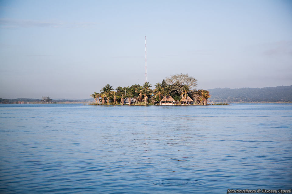 Остров Санта Барбара (Islote Santa Barbara) в озере Петен-Ица
