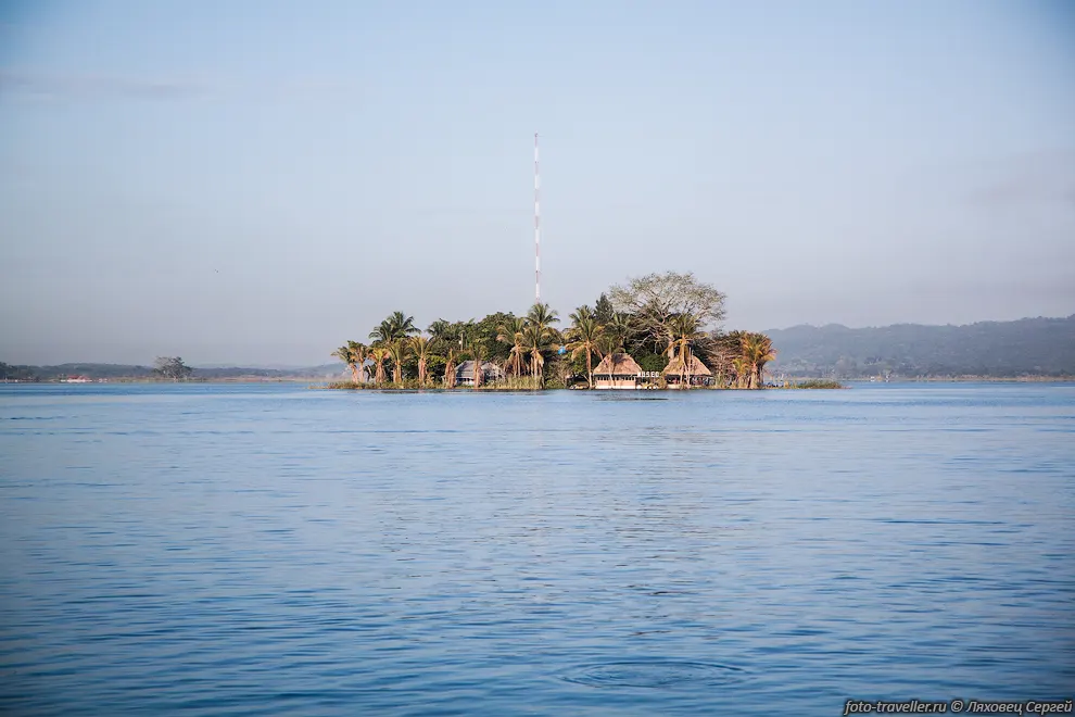 Остров Санта Барбара (Islote Santa Barbara) в озере Петен-Ица