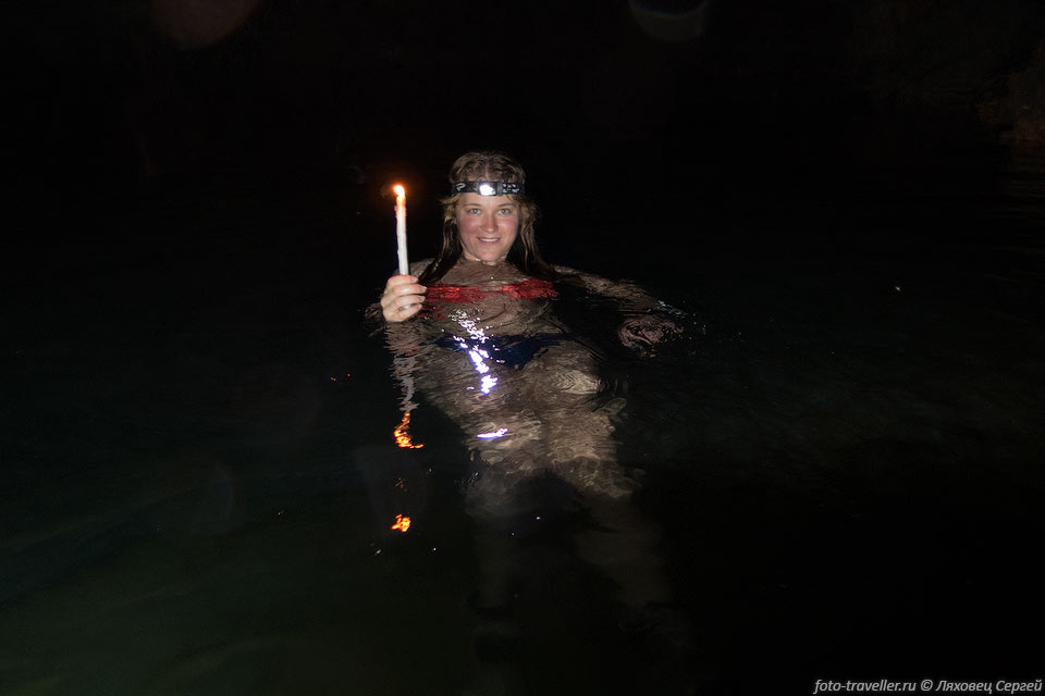 Со свечками плавать в обводненных пещерах довольно необычно