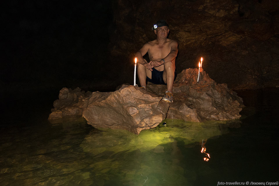 Возле конечного сифона пещеры Куэва-дель-рио.
Сифон большой, плавает мусор.