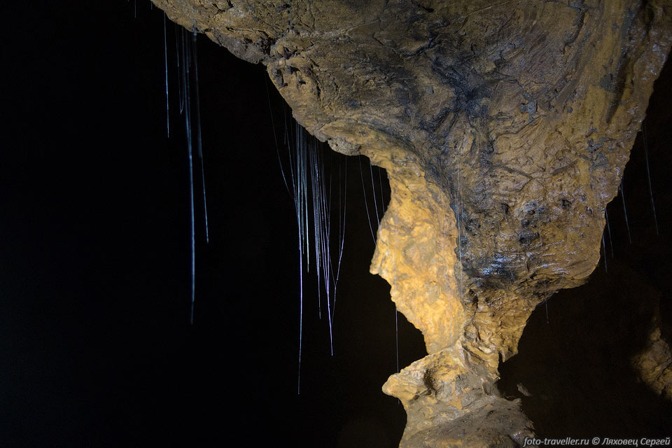 Белые нити в пещере Куэва-дель-рио.