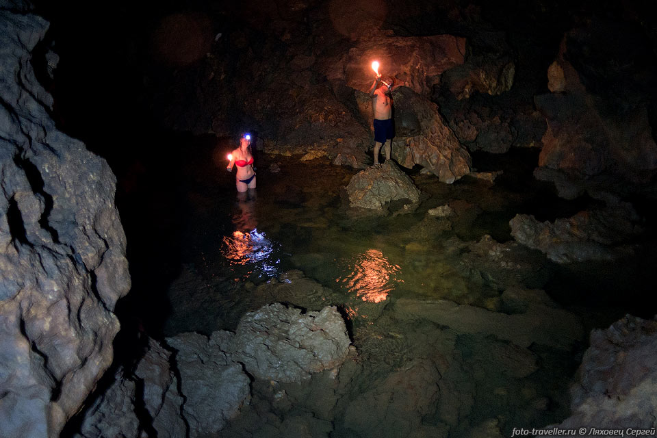 Основной ход пещеры Куэва-дель-рио довольно большой, сечение порядка 
4-8 метров