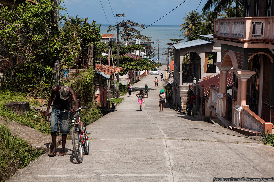 Городок Ливингстоун на берегу Карибского моря в устье реки Рио-Дульсе.