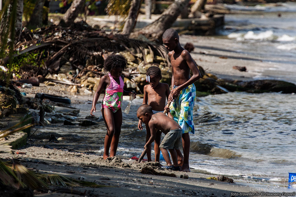 Дети играют на берегу Карибского моря