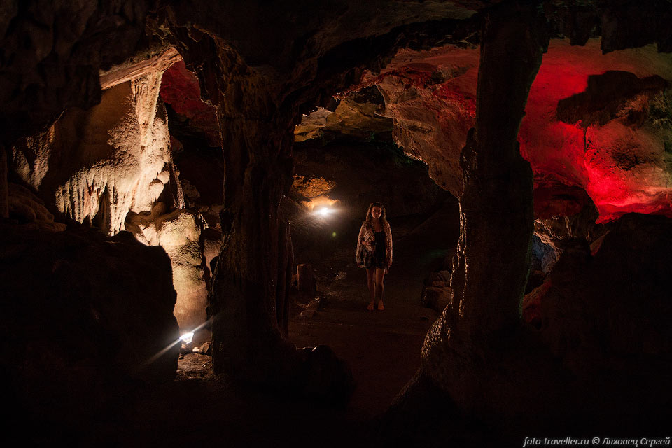 Южнее озера Йохоа находится экскурсионная пещера Таулабе (Caves 
of Taulabe, Cuevas de Taulabe).
В пещере по дорожкам можно ходить самому, разная натечка, не особо впечатляющая.
Это наше единственная пещера посещенная в Гондурасе.