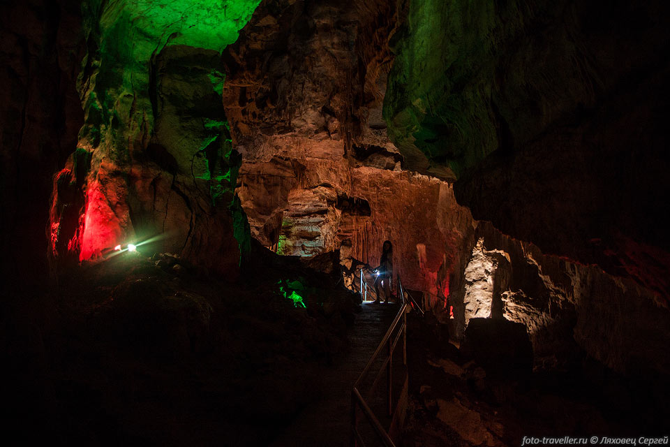 Общая длинна пещеры Таулабе 12 километров, причем ее можно исследовать 
дальше