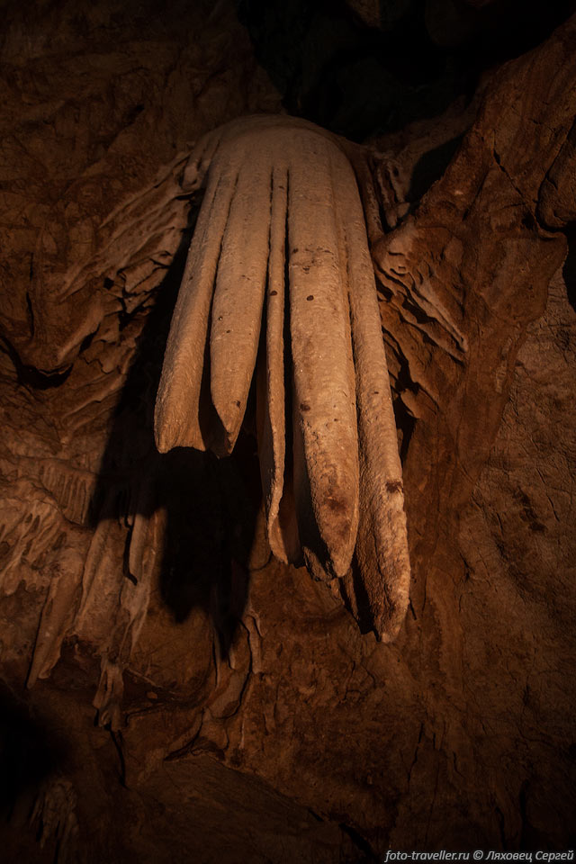 Сталактиты в пещере Таулабе