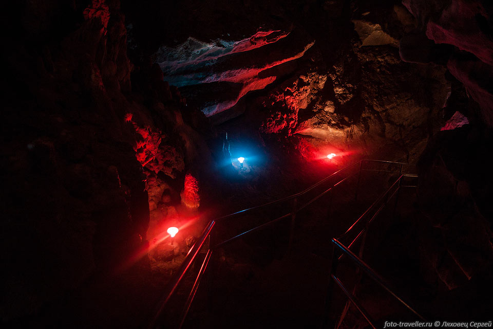 Подсветка в пещере Таулабе яркая и разноцветная