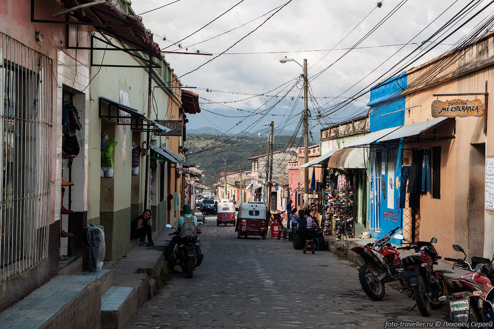 Город Грасиас находится на красивом маршруте Ла-Рута-Ленка (La 
Ruta Lenca). Это между городами Santa Rosa - Marsila.
Дорога проходит по нескольким маленьким старым городкам, которые расположены в гористой 
местности.