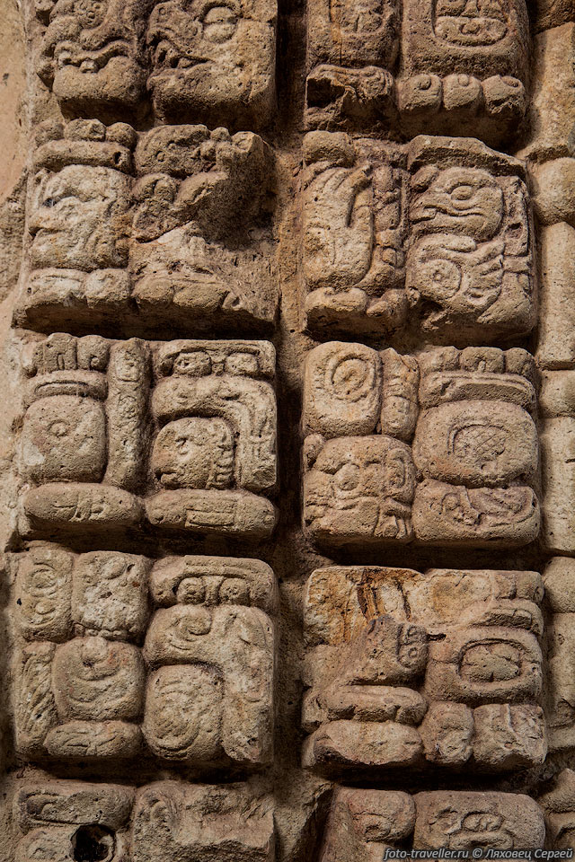 Стелы изображающие правителей города являются особенностью Копана.
Такого количества стел нет больше ни в одном из городов майя.