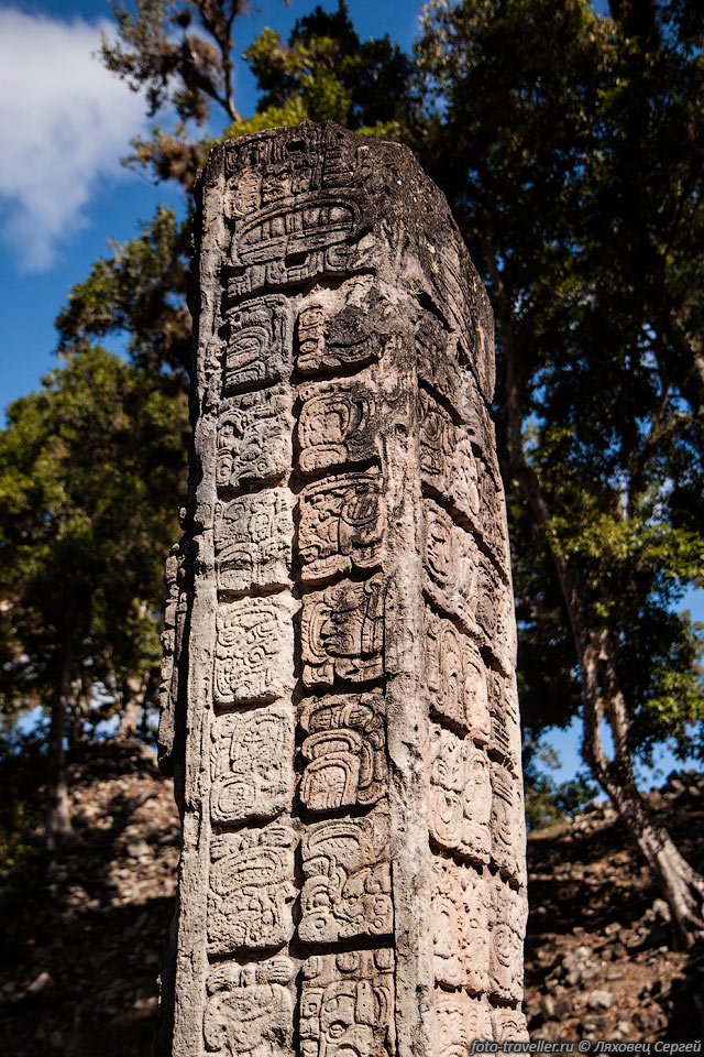 Квадратная стела майя с древними письменами