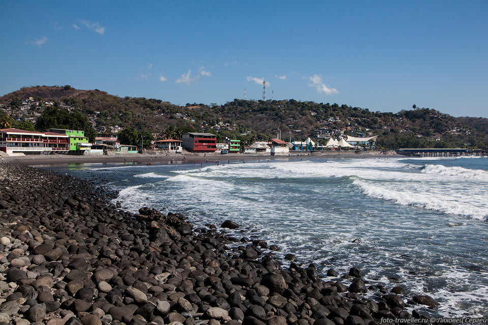 Город Ла-Либертад (La Libertad) расположен на побережье тихого 
океана и является местным курортом.
Тут пляжи плохие, но большие волны позволяют кататься на досках. Чем все отдыхающие 
и занимаются.
