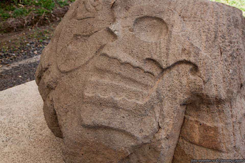 Человеческий череп высеченный на камне представителями цивилизации 
Пипиль