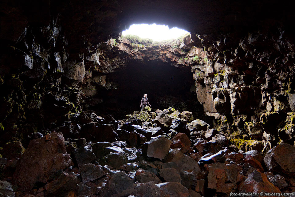 Погода после нашего прилета была пасмурная - самая подходящая, 
чтобы смотреть пещеры.
Лавовая пещера Raufarholshellir имеет протяженность 1360 м.
Огромный туннель, с дырками в потолке, освещающими нагромождения камней на полу.
Ширина хода 10-30 м, высота до 10 метров. Средняя толщина потолка около 10 метров.