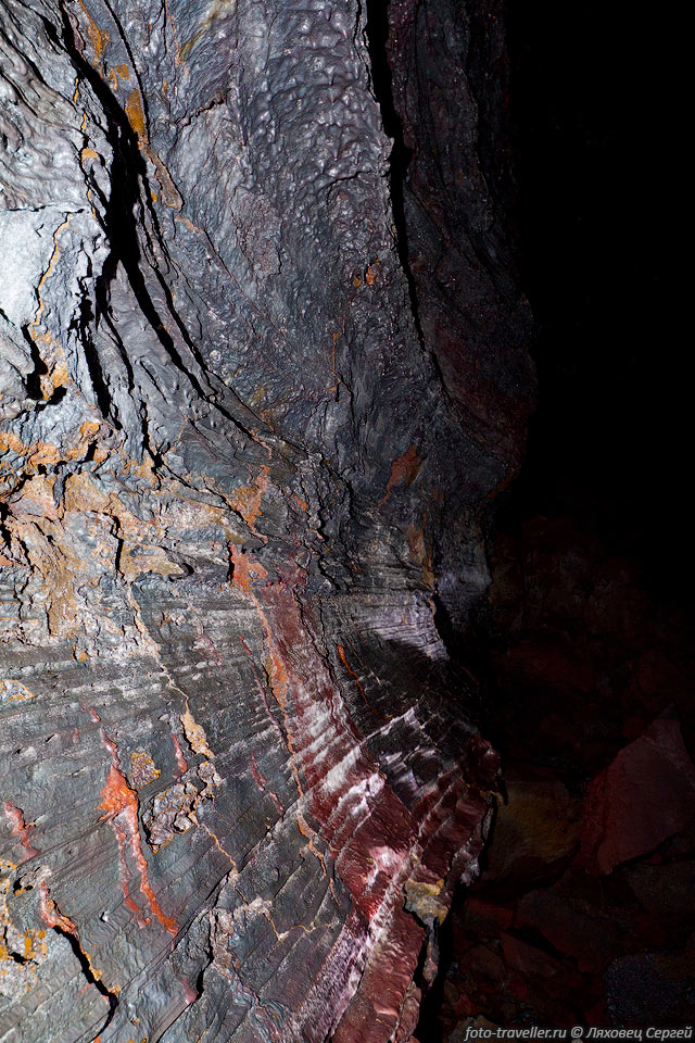 В пещере Raufarholshellir зимой холодный воздух опускается вниз 
и охлаждает пещеру.
Зимой лед накапливается, летом почти полностью тает.