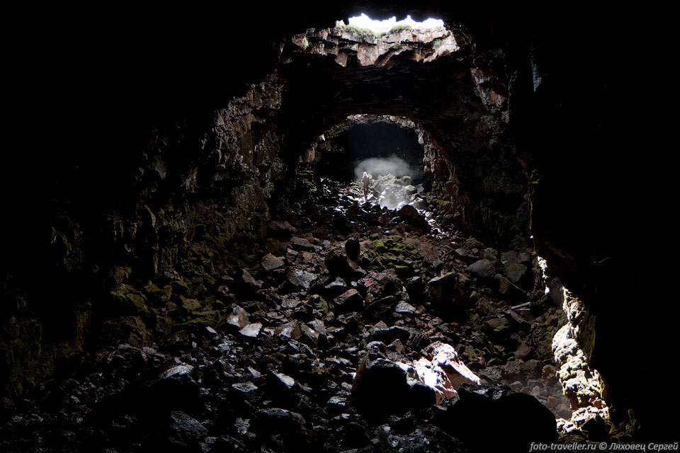 Пещера Raufarholshellir находится в лавовом поле Leitahraun,

которое было образовано при извержении примерно 5000 лет назад из разрыва длинной 
11 км.
