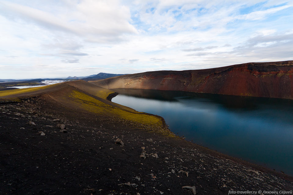 Кратер Льотипотлур (Ljotipollur) с красивым озером и красными 
стенками.
В Исландии кратера везде.