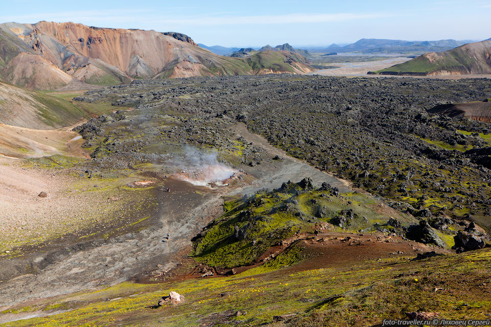 За счёт ежегодного расхождения плит, на острове периодически происходят 
извержения вулканов и землетрясения.
Вулканы Исландии относятся к трещинному типу. Характерных конусов тут не увидишь.