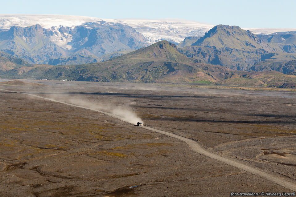 На заднем плане виден ледник Эйяфьядлайёкюдль (Eyjafallayökull, 
Эйяфьядлайёкудль) - шестой по величине ледник Исландии.