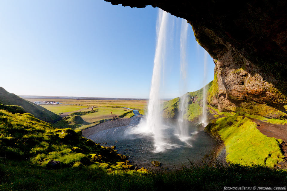 Селйяландсфосс (Seljalandsfoss) - один из самых известных

водопадов в Исландии, имеет высоту 60 м.