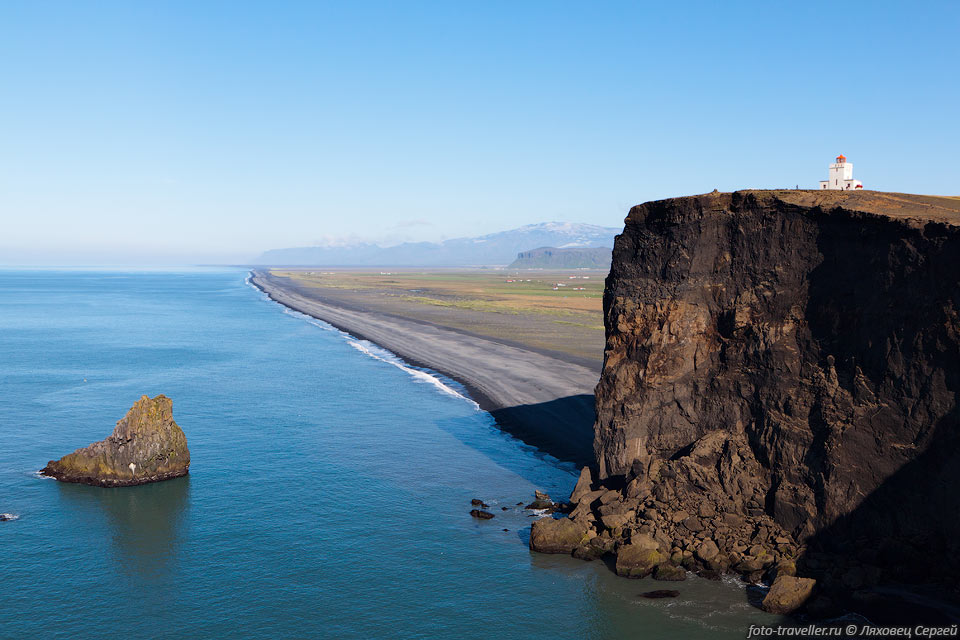 На мысе над обрывом стоит маяк.
Маяков в Исландии много.