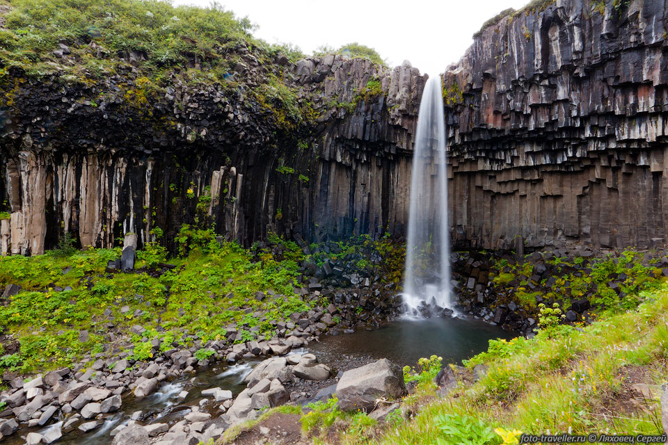 Водопад Свартифосс (Svartifoss) спадает с уступа высотой около 
12 м.
Водопад известен из-за чёрных базальтовых колонн, из которых он и состоит. 