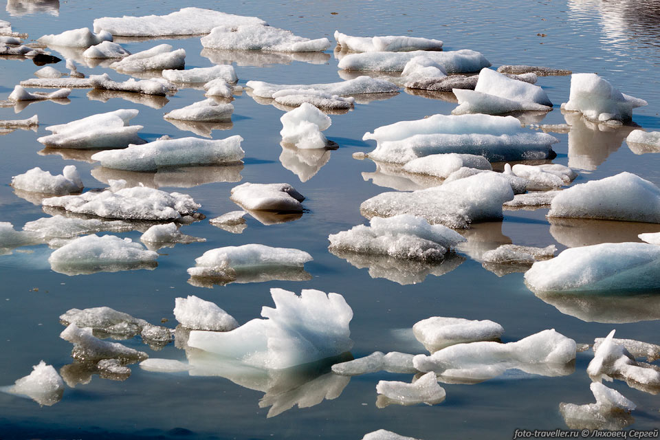 Брейдаурлоун (Breiðárlón) - ледниковое озеро у подножья 
ледника Ватнайёкюдль.
Куски льда, откалываясь от ледника, плавают по поверхности.