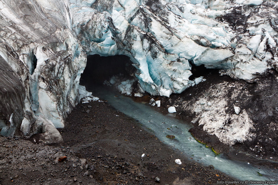 Из-под ледника Ватнайёкюдль вытекает горячая речка, температурой 
около 20°С.
Речка образовала нижнюю ледяную пещеру Кверкфьодль (Lower Kverkfjöll Ice Caves).