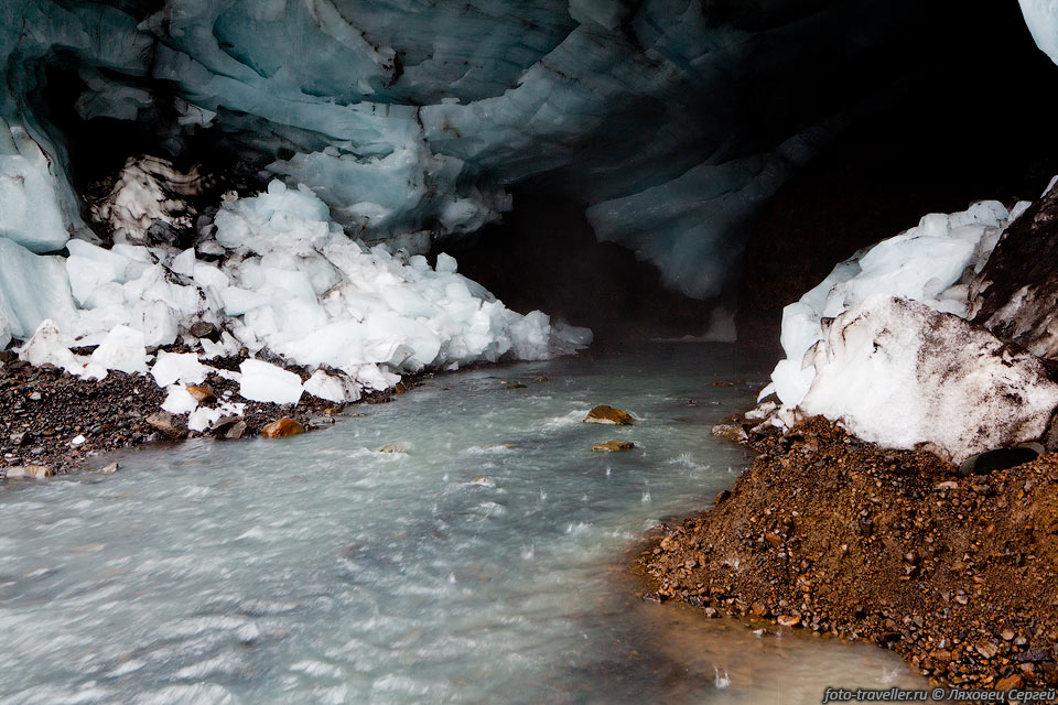 Эти ледяные пещеры были исследованы в 1980-х французскими 
спелеологами