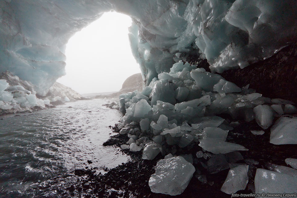 Нижняя пещера обвалоопасна - огромные глыбы льда откалываются 
от свода.
Говорят, что часто в пещеру вообще нельзя попасть из-за завала.