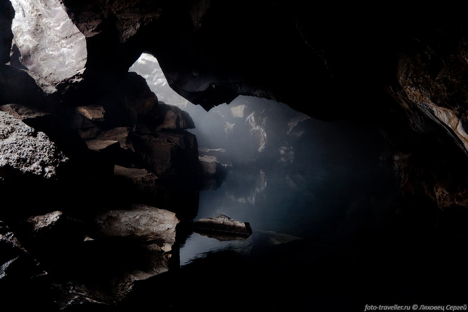 Интересная лавовая пещера Гротаджа (Grjotagia) возле озера Мюватн.
В ней течет ручей с прозрачной водой и температурой 45°С!