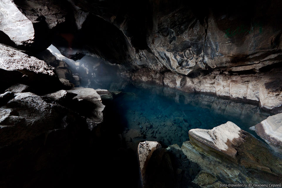 Глубина в пещере Гротаджа достаточная чтобы немного 
поплавать