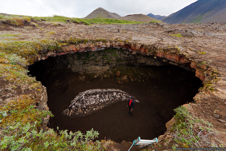 Лавовая пещера Лофтхеллир образовалась 3500 лет назад.
Расположена в районе озера Мюватн. В пещере есть различные ледяные образования.
Немножко их можно даже посмотреть без ключа от двери.