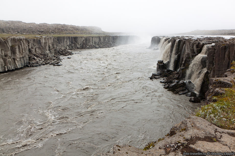 Длинный водопад Селфосс (Selfoss) скрывается в тумане.
Максимальная высота падения 11 метров, ширина 100 м. Находится рядом с известным 
водопадом Деттифосс. Водопад можно смотреть с обоих сторон реки.
Сначала мы смотрели с запада, на следующий день объехали его с востока (и не только 
его).