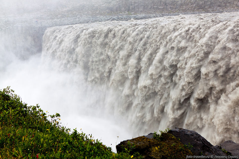 Деттифосс (Dettifoss) - самый мощный водопад Европы, находится 
на реке Йёкульсау-ау-Фьёдлум.
Впечатляющий грохот в тумане.