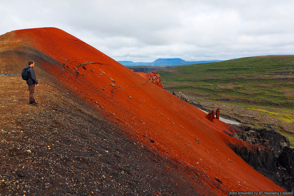 Гора Rauðhólar - в переводе значит красный холм.
Красивый холм из вулканического кирпича.