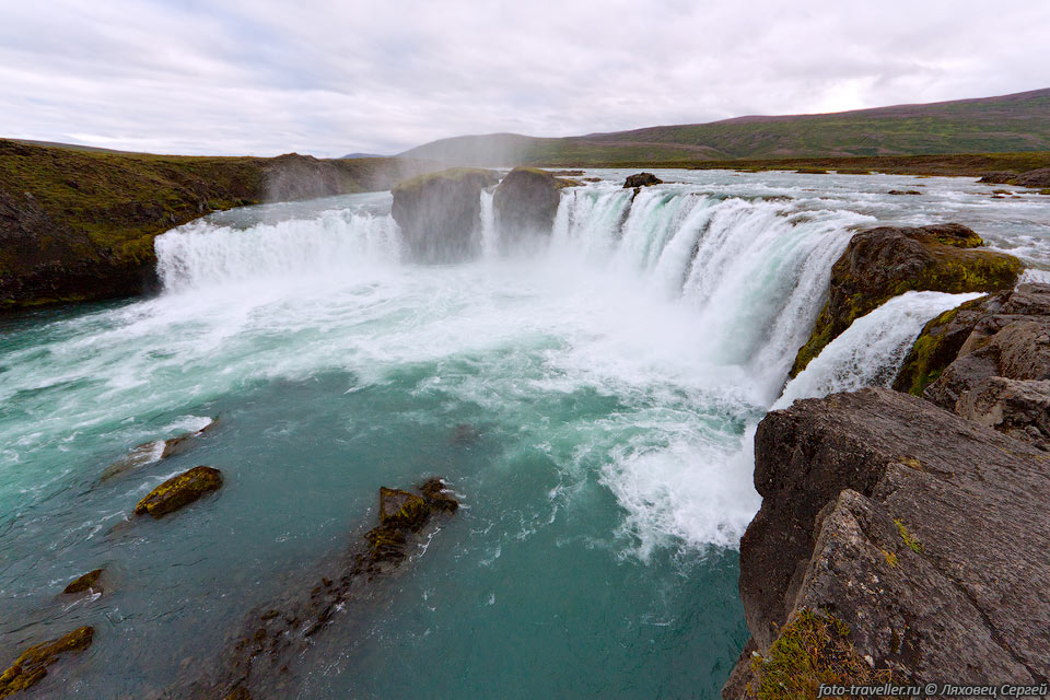 Водопад Годафосс (Goðafoss) находится на чистой реке 
Скьяульфандафльоут.
Высота 12 м, ширина 30 м.
По сравнению с Деттифоссом просто хочется в нем искупаться.