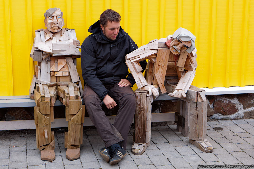 Долгими зимами исландцам делать нечего - 
и они делают вот такие скульптуры