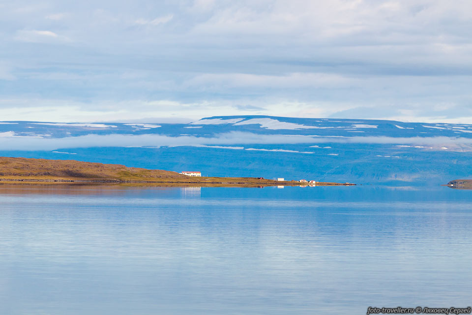 Береговая линия Исландии имеет протяжённость около 4970 км.
На северо-западе, севере и востоке сильно расчленена фьордами. Южные и юго-западные 
берега песчаные, не имеющие естественных гаваней.