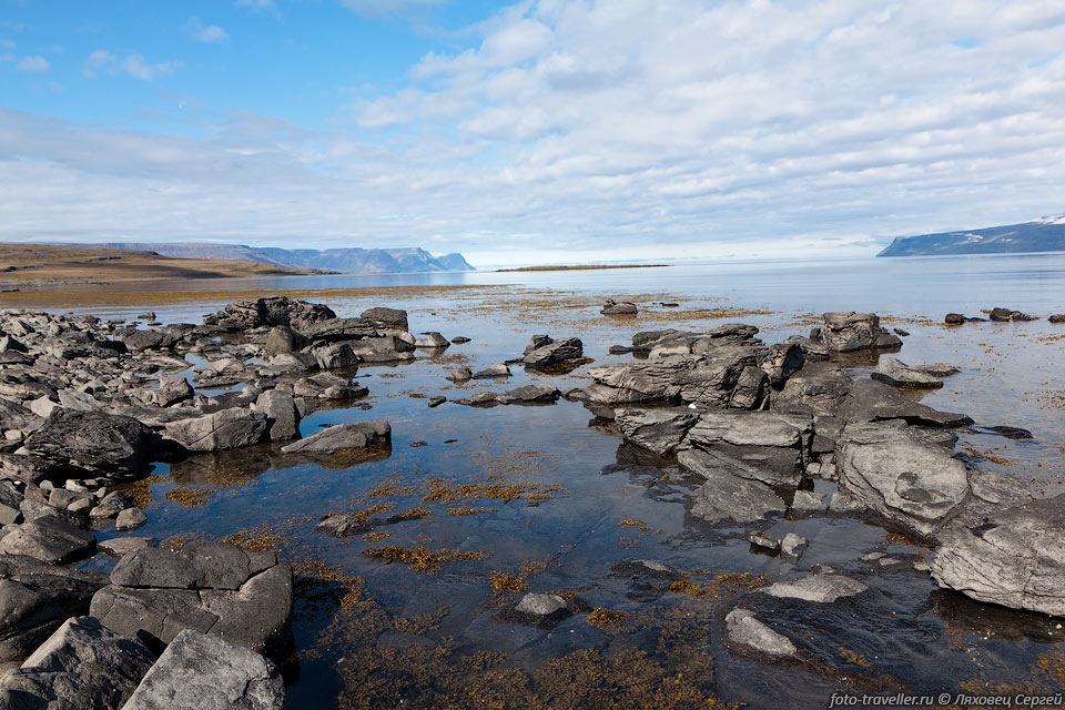 Побережье большого фьорда Исафьярдардьюп (И́са-фьорд, Ísafjarðardjúp) 
на северо-западе Исландии.